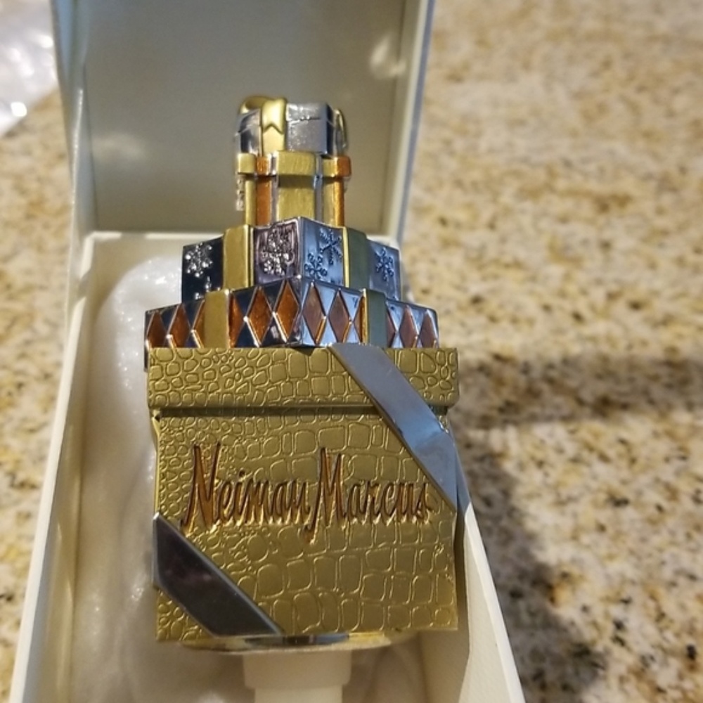 Neiman's gift box wine topper